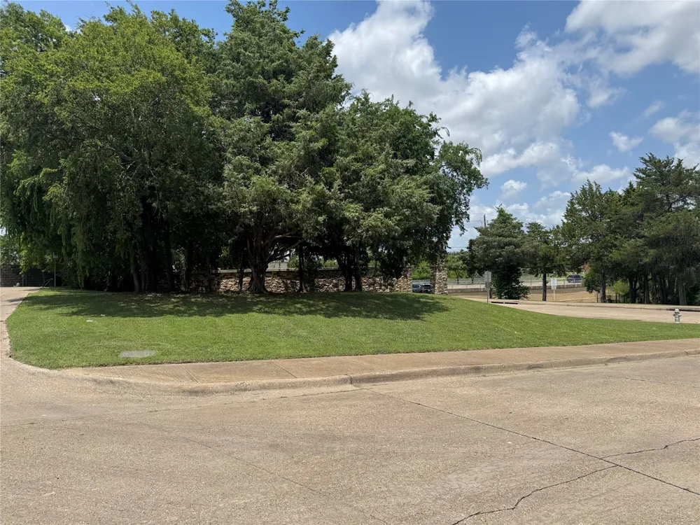 1701 Plum Creek Drive DeSoto, TX 75115