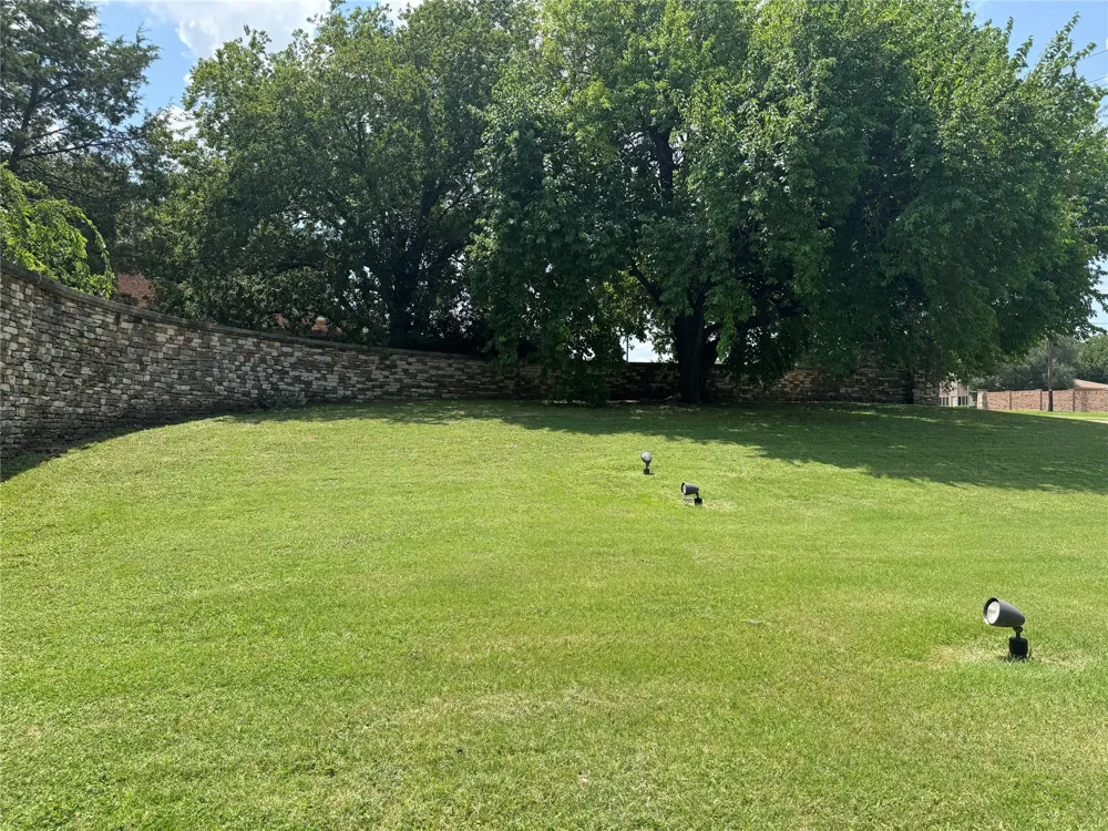 1701 Plum Creek Drive DeSoto, TX 75115