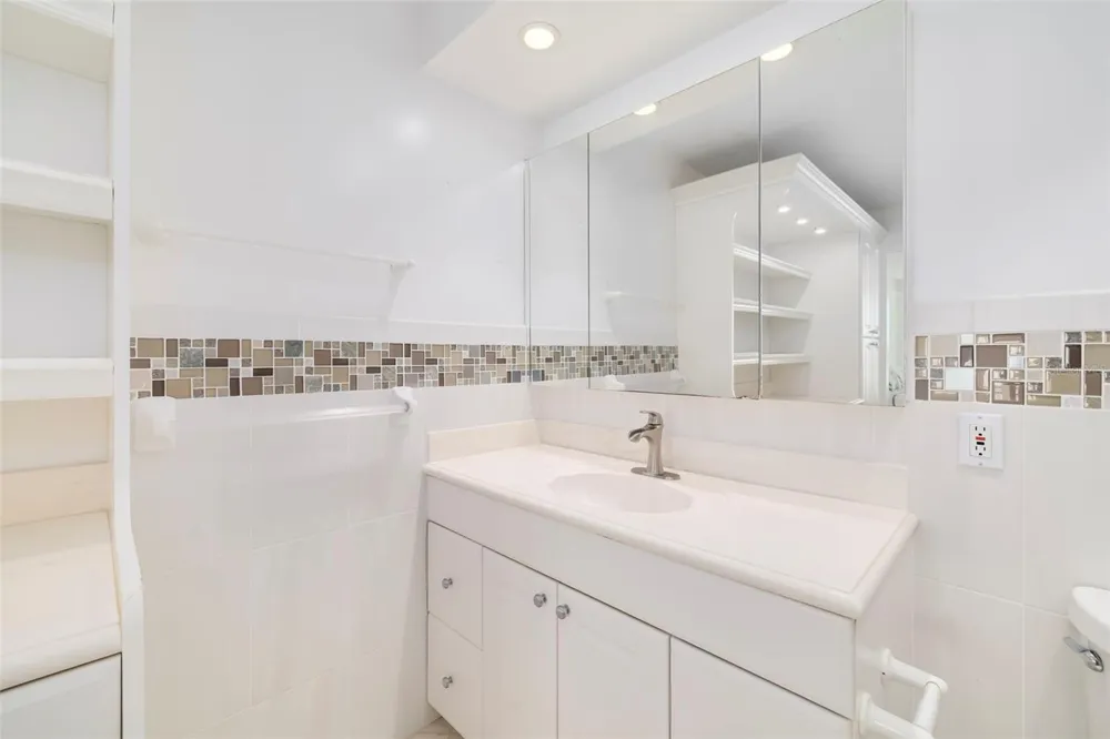 19 WHISPERING SANDS DRIVE #201 Sarasota, FL 34242
