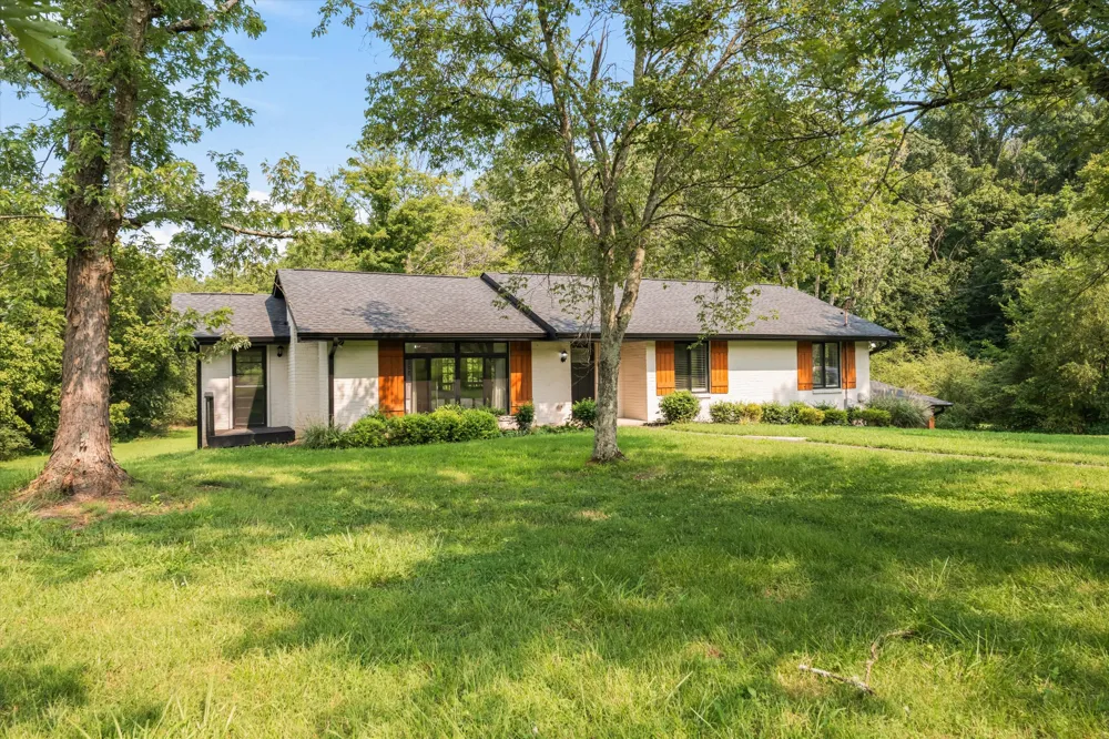 2498 Center Point Rd Hendersonville, TN 37075