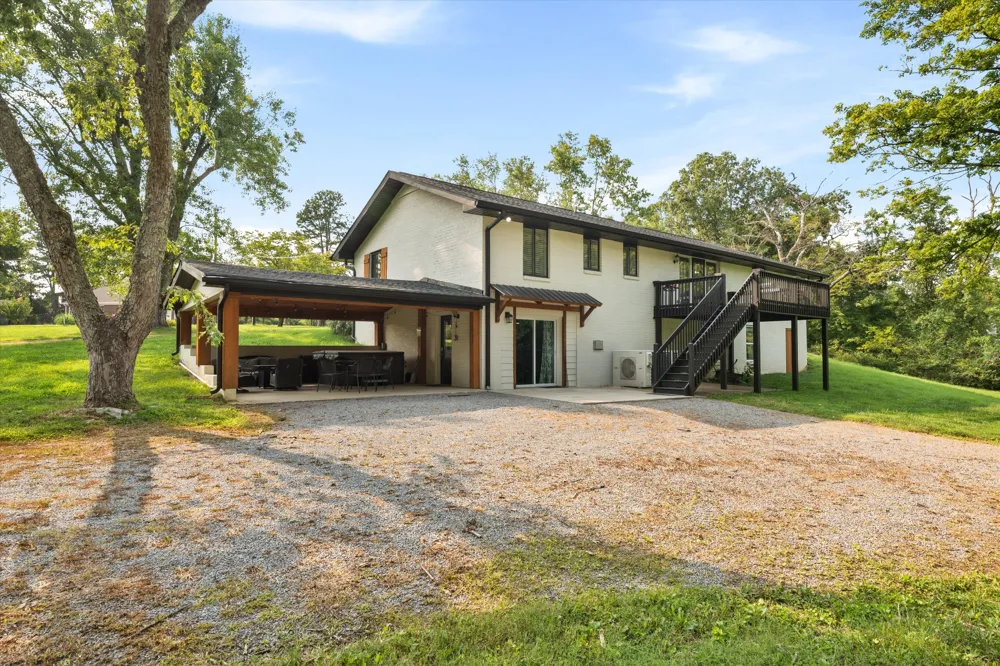 2498 Center Point Rd Hendersonville, TN 37075