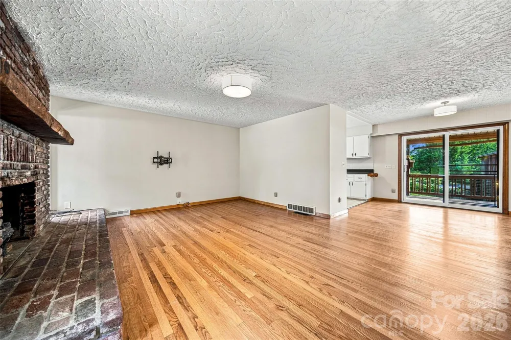 708 Loop Road Hendersonville, NC 28792