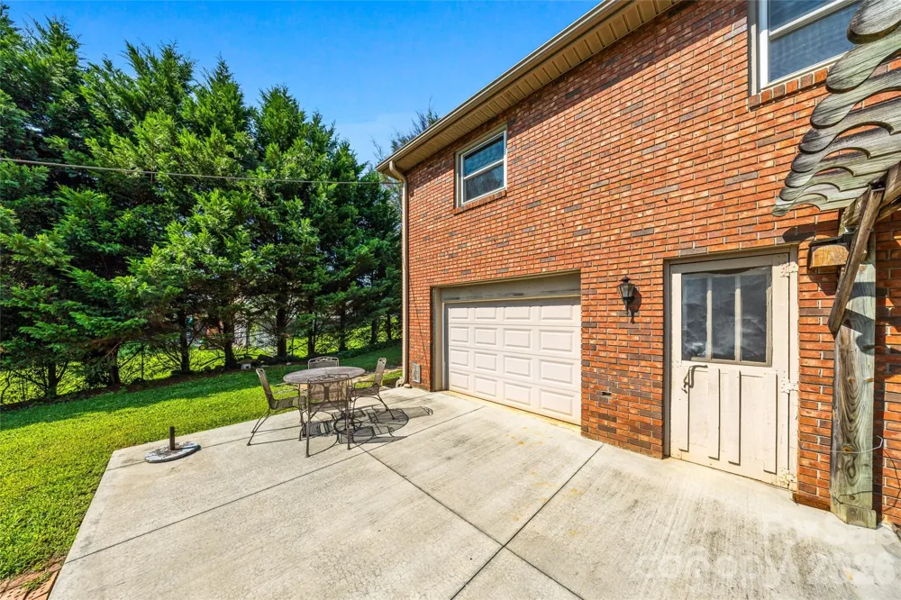 708 Loop Road Hendersonville, NC 28792