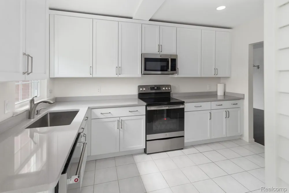 20072 Rodeo Court Southfield City, MI 48075