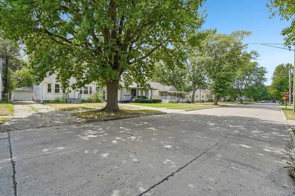 19120 Woodside Street Harper Woods City, MI 48225
