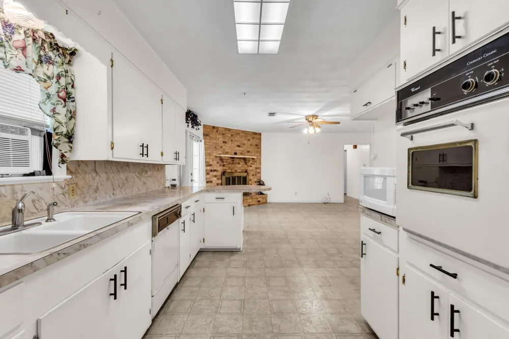 506 County Road 4580 S Spurger, TX 77660