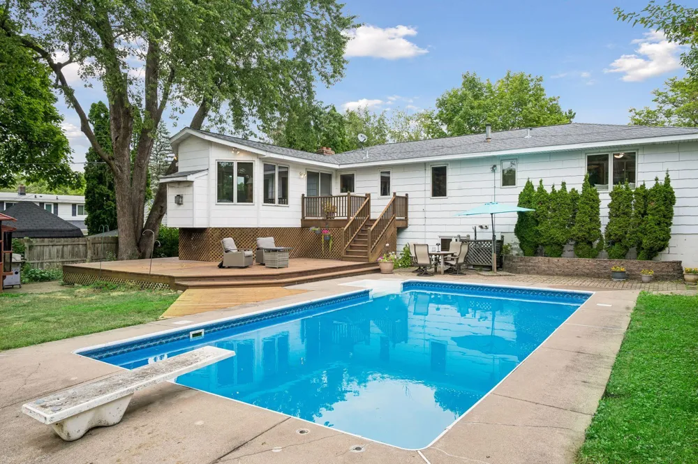 2863 Aglen Street Roseville, MN 55113