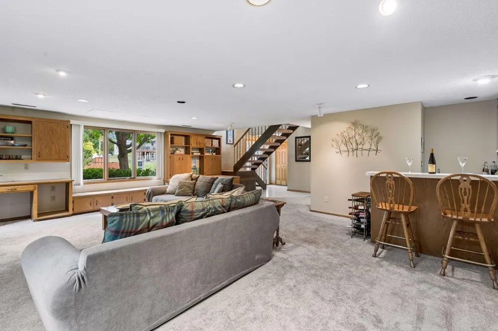2863 Aglen Street Roseville, MN 55113