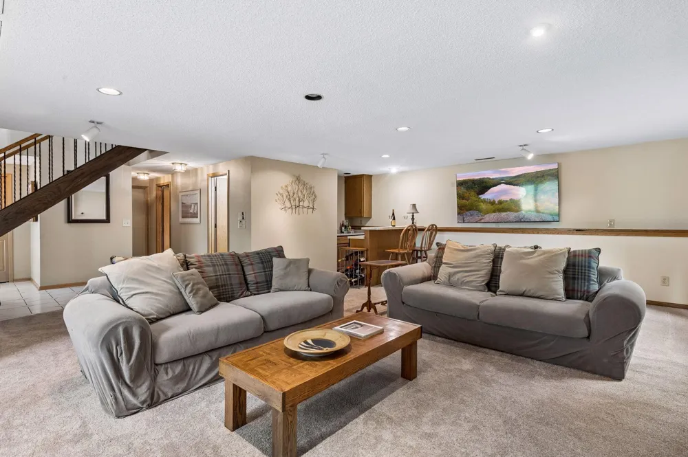 2863 Aglen Street Roseville, MN 55113