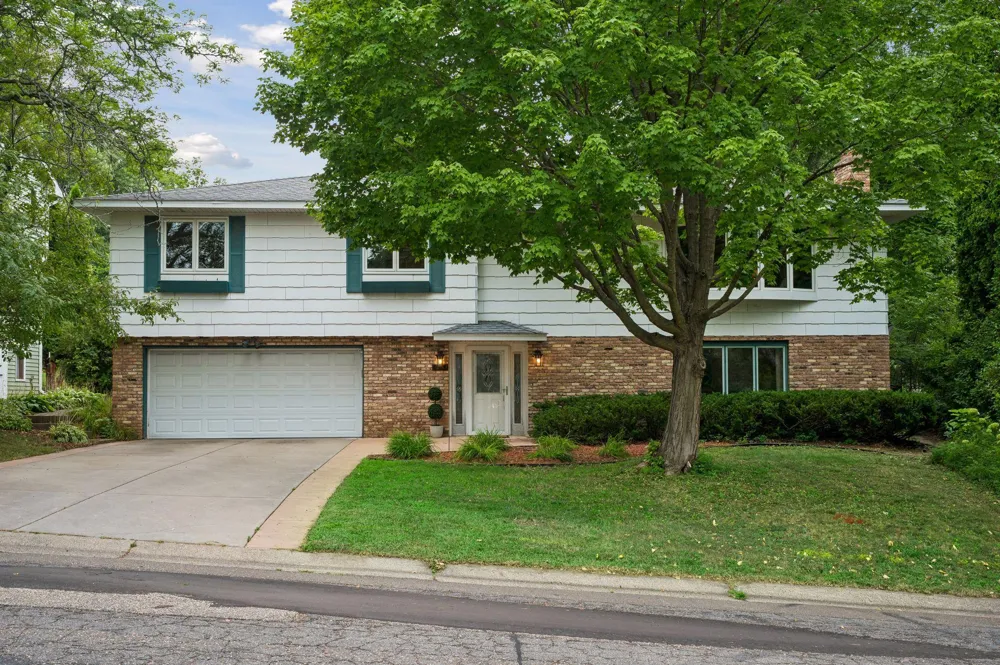 2863 Aglen Street Roseville, MN 55113