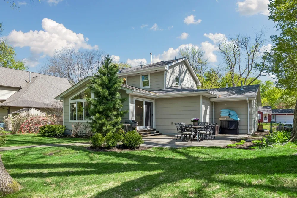 290 Ridgeview Drive E Wayzata, MN 55391