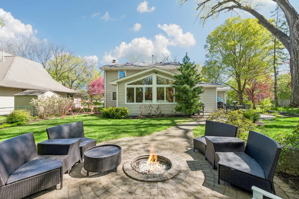 290 Ridgeview Drive E Wayzata, MN 55391