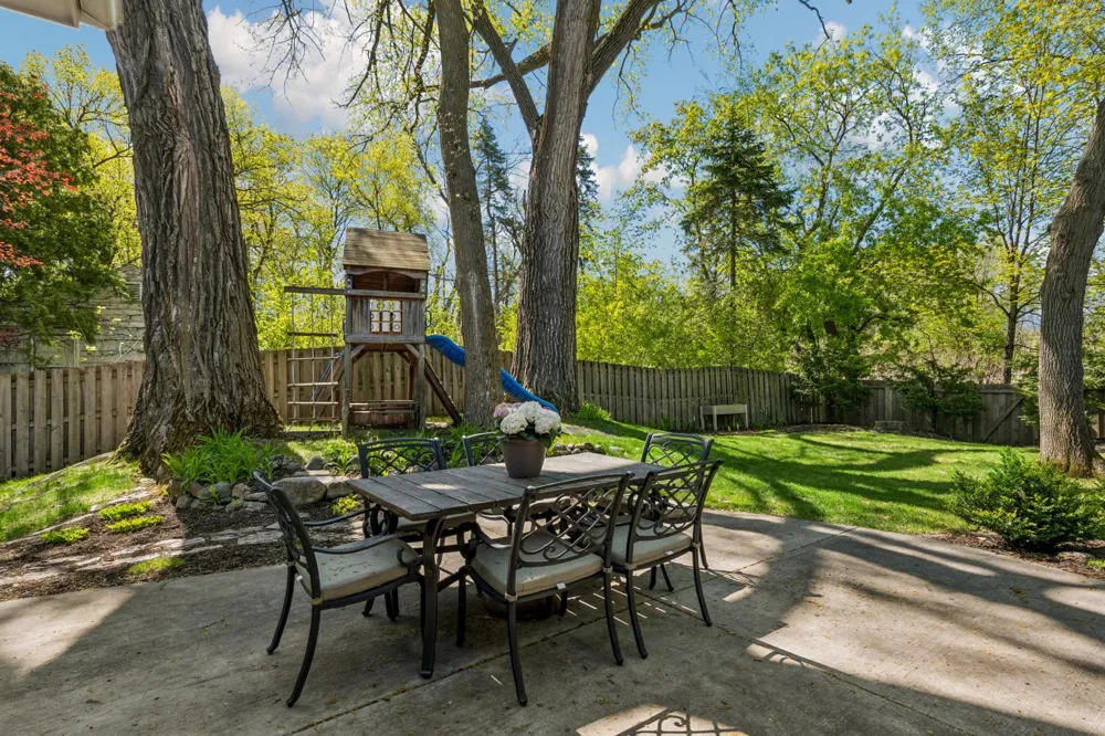 290 Ridgeview Drive E Wayzata, MN 55391