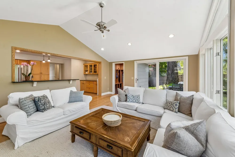 290 Ridgeview Drive E Wayzata, MN 55391
