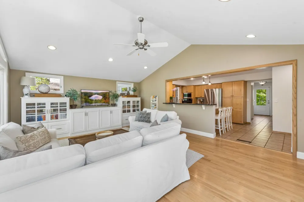 290 Ridgeview Drive E Wayzata, MN 55391
