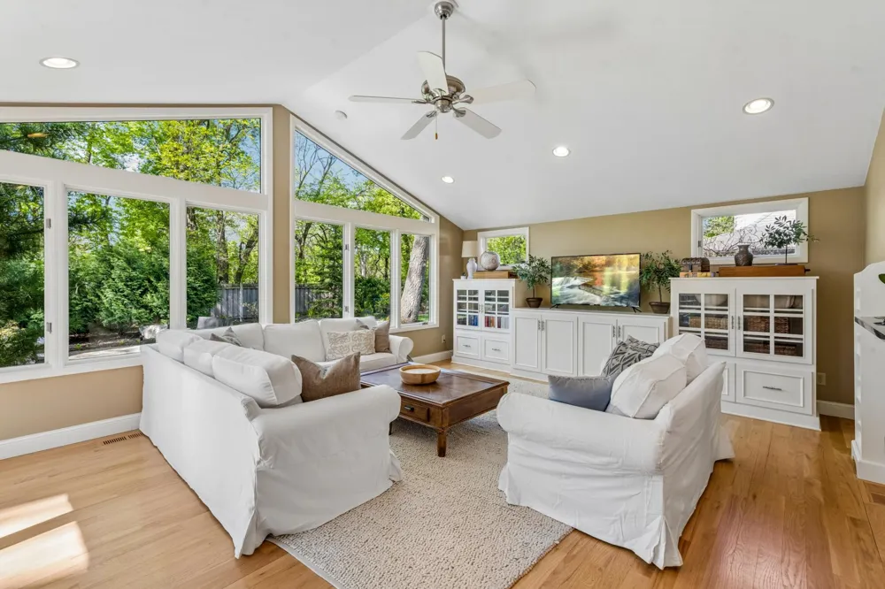 290 Ridgeview Drive E Wayzata, MN 55391