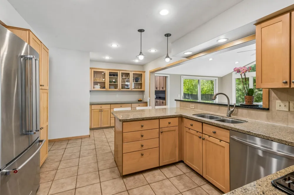 290 Ridgeview Drive E Wayzata, MN 55391