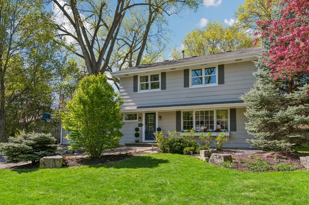 290 Ridgeview Drive E Wayzata, MN 55391