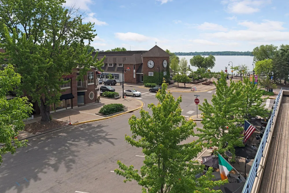 290 Ridgeview Drive E Wayzata, MN 55391