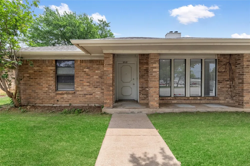 1610 Brown Trail Hurst, TX 76054