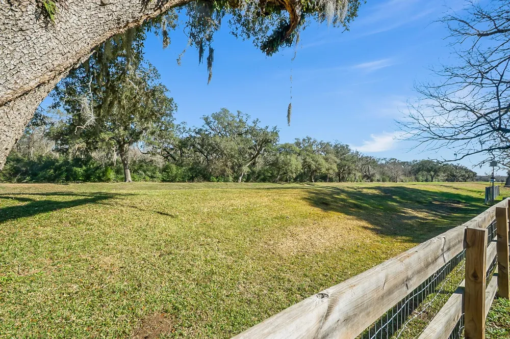322 Wellshire Drive West Columbia, TX 77486