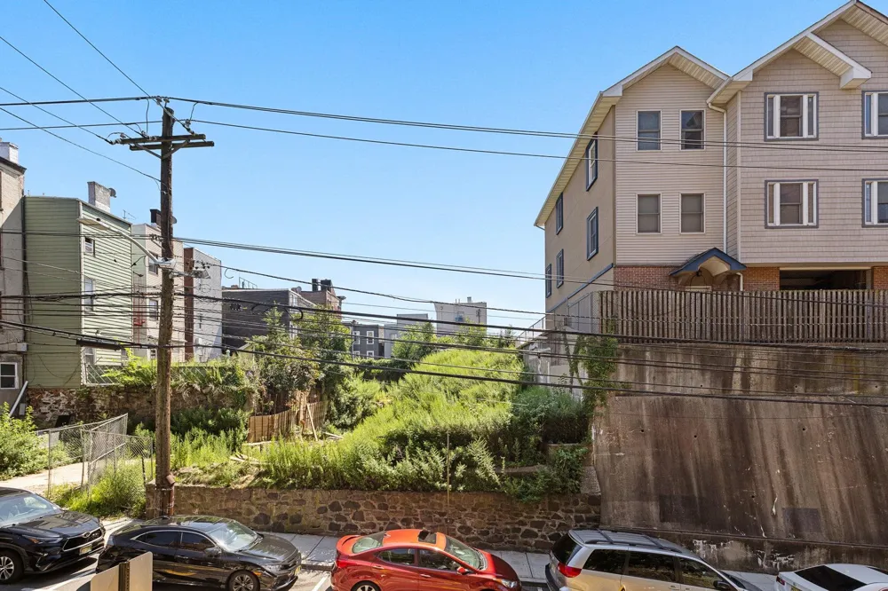 613 39TH ST Union City, NJ 07087
