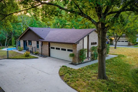 305 Shadowwood Trail