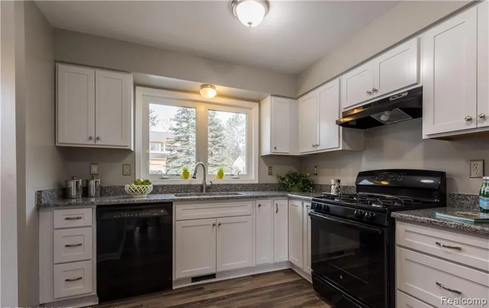 185 Fraser Street Rochester City, MI 48307