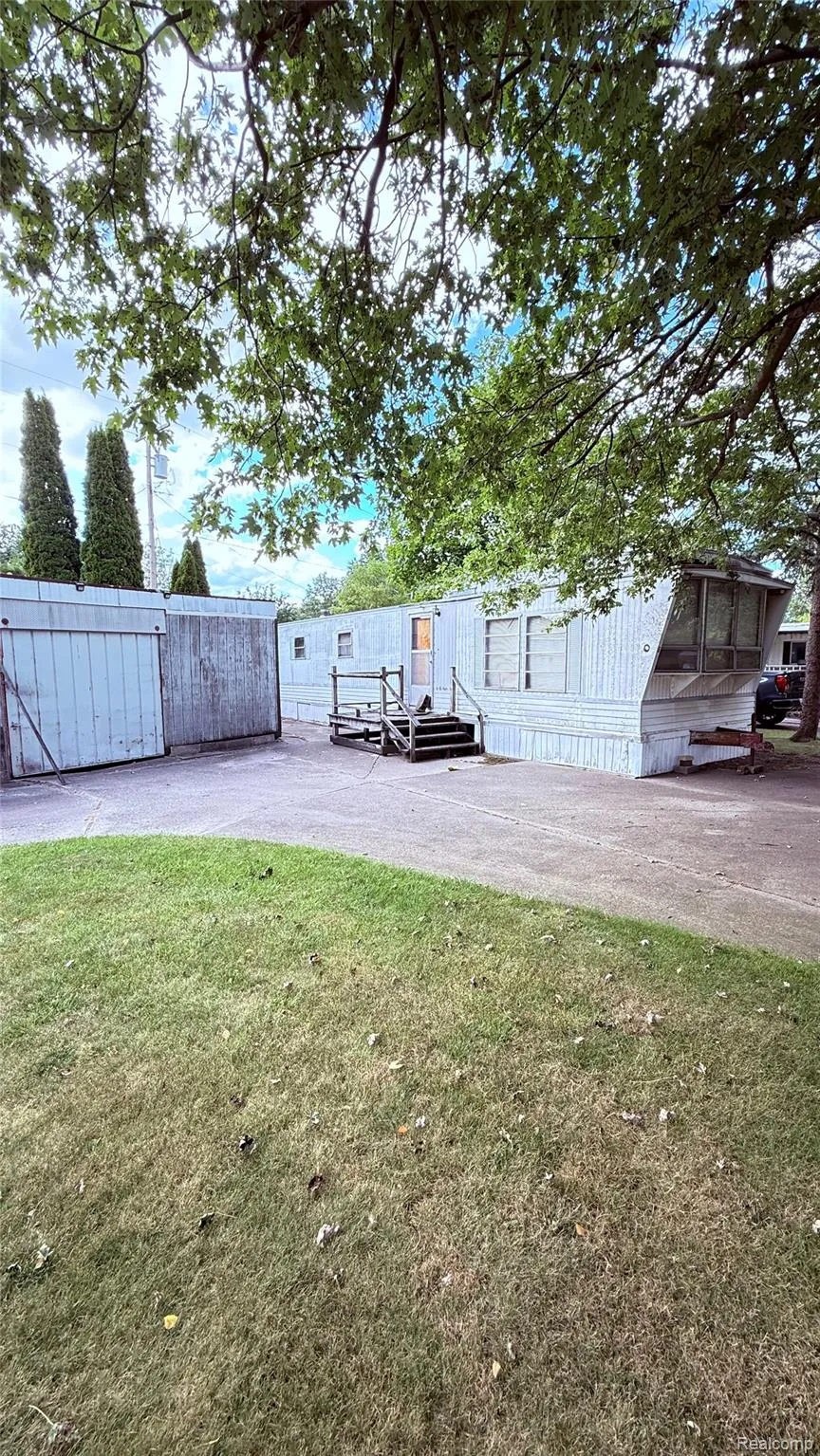 8015 S Huron River Drive Berlin Charter Township, MI 48179