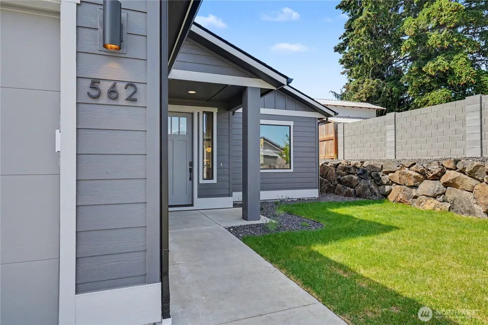 562 S Oasis Loop East Wenatchee, WA 98802