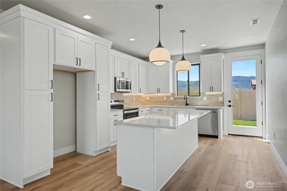 562 S Oasis Loop East Wenatchee, WA 98802