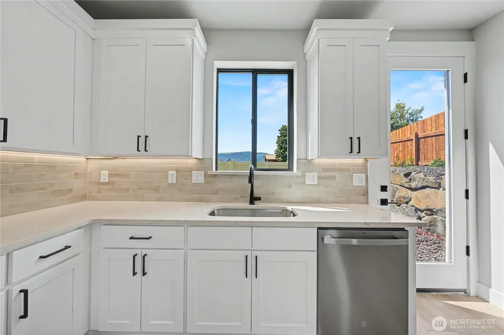 562 S Oasis Loop East Wenatchee, WA 98802