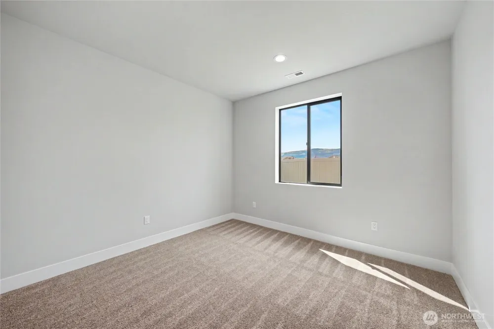 562 S Oasis Loop East Wenatchee, WA 98802