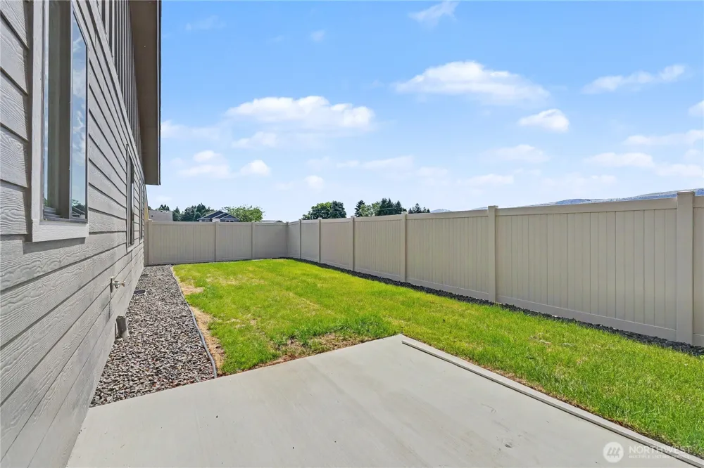 562 S Oasis Loop East Wenatchee, WA 98802