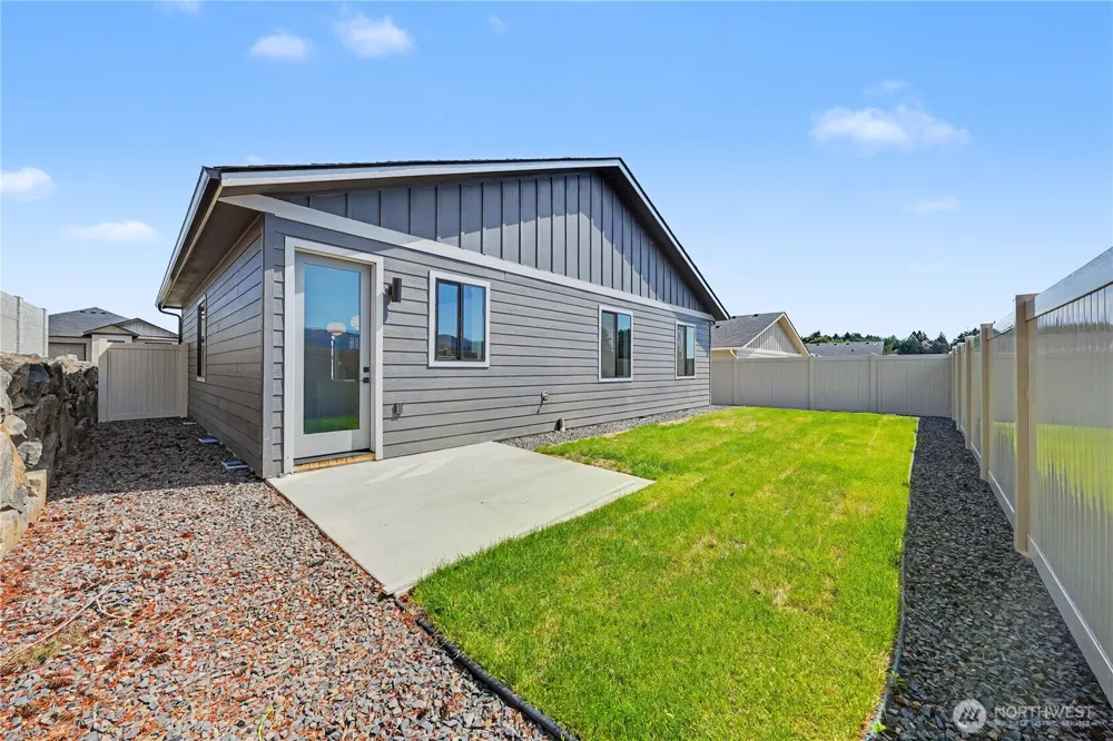 562 S Oasis Loop East Wenatchee, WA 98802