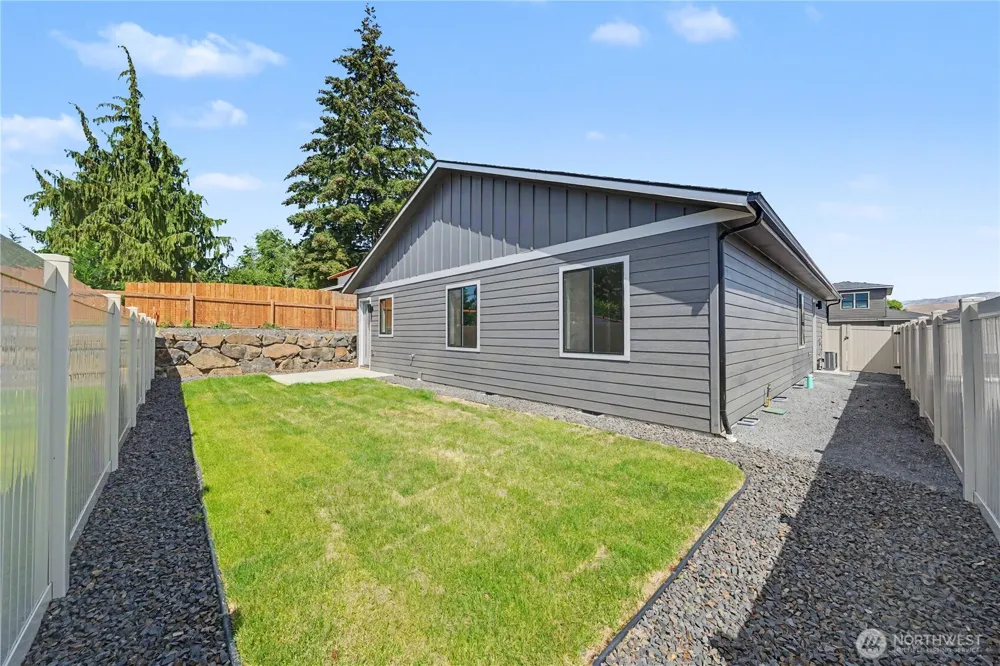 562 S Oasis Loop East Wenatchee, WA 98802