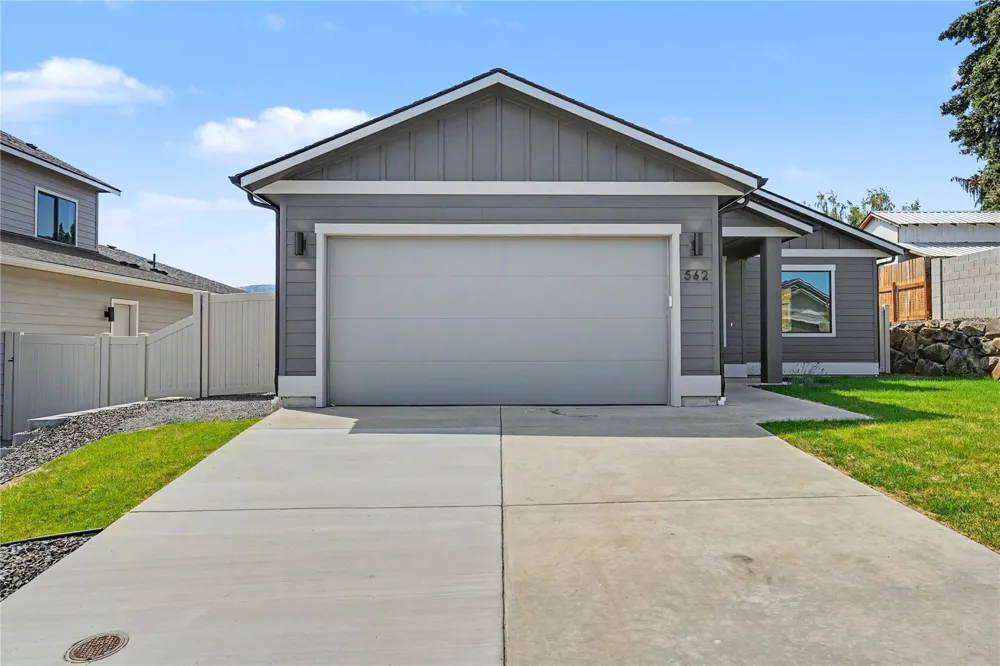 562 S Oasis Loop East Wenatchee, WA 98802