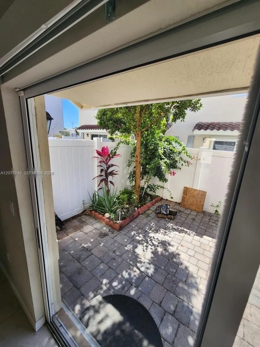 2810 NW 181st St Miami Gardens, FL 33056