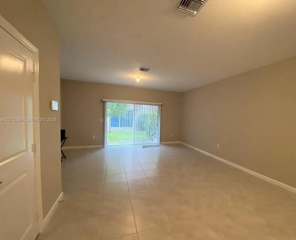 2810 NW 181st St Miami Gardens, FL 33056