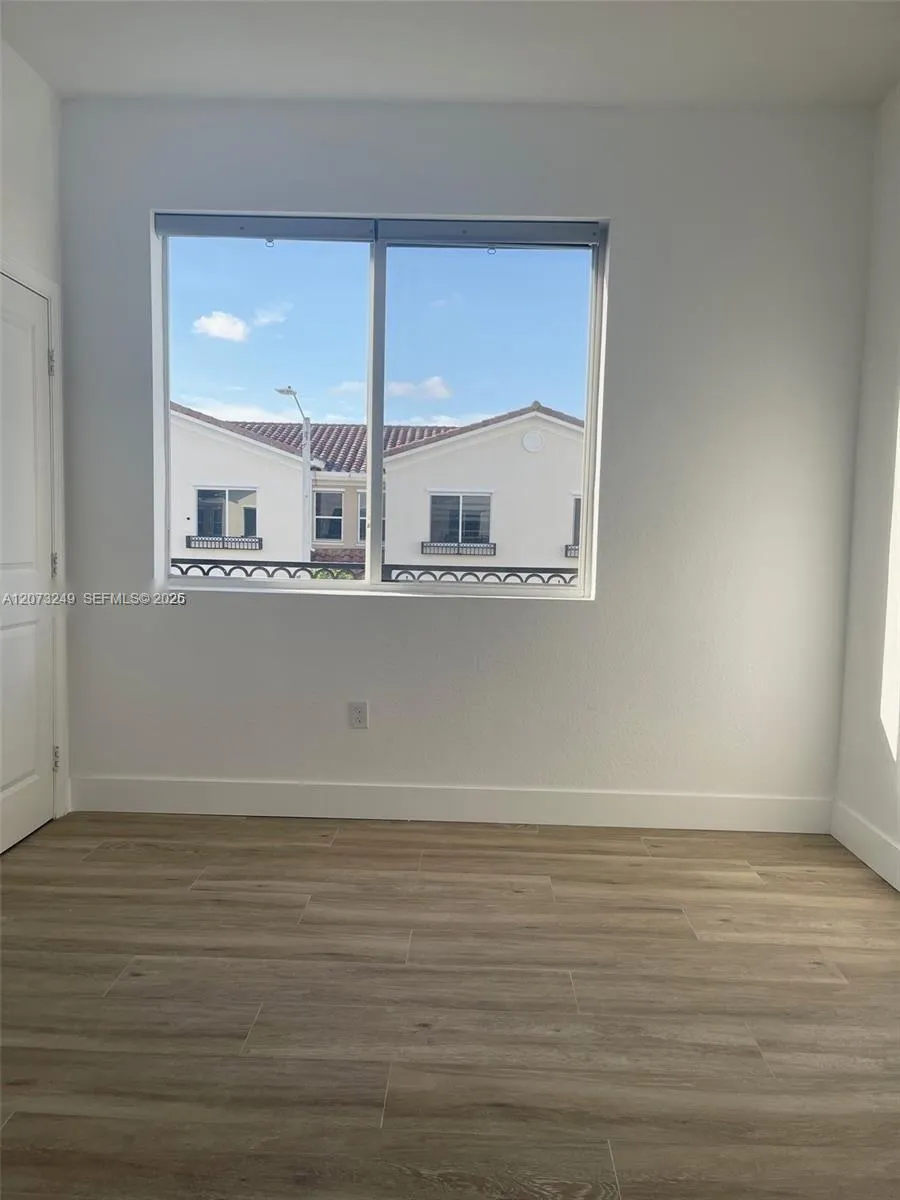 2810 NW 181st St Miami Gardens, FL 33056