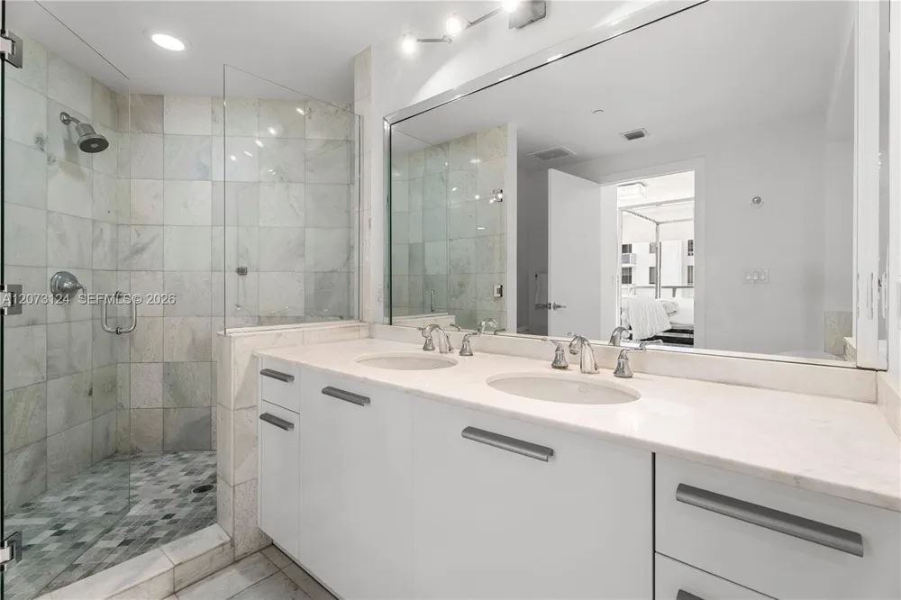1060 Brickell Ave #2117 Miami, FL 33131