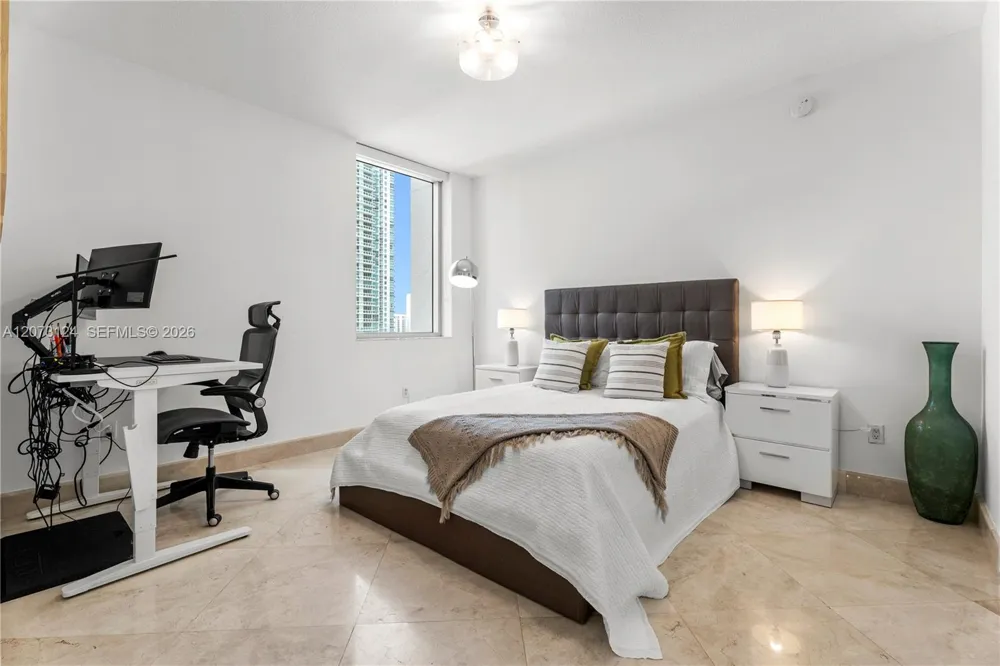 1060 Brickell Ave #2117 Miami, FL 33131