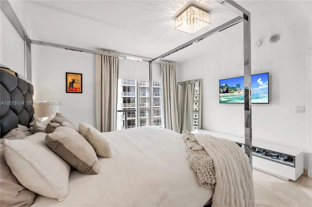 1060 Brickell Ave #2117 Miami, FL 33131