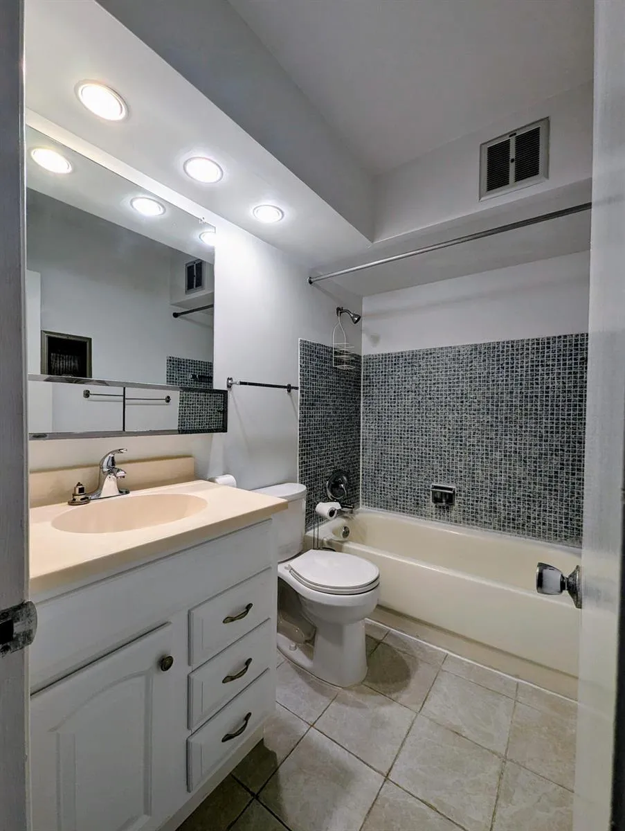 131 Doolen Court #303 North Palm Beach, FL 33408
