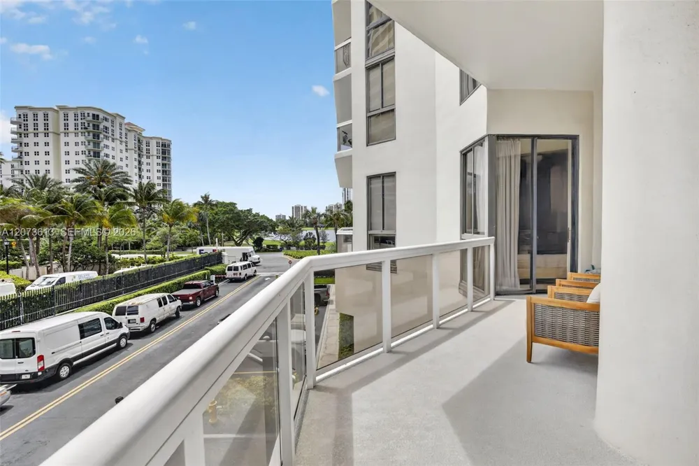 20185 E Country Club Dr #204 Aventura, FL 33180