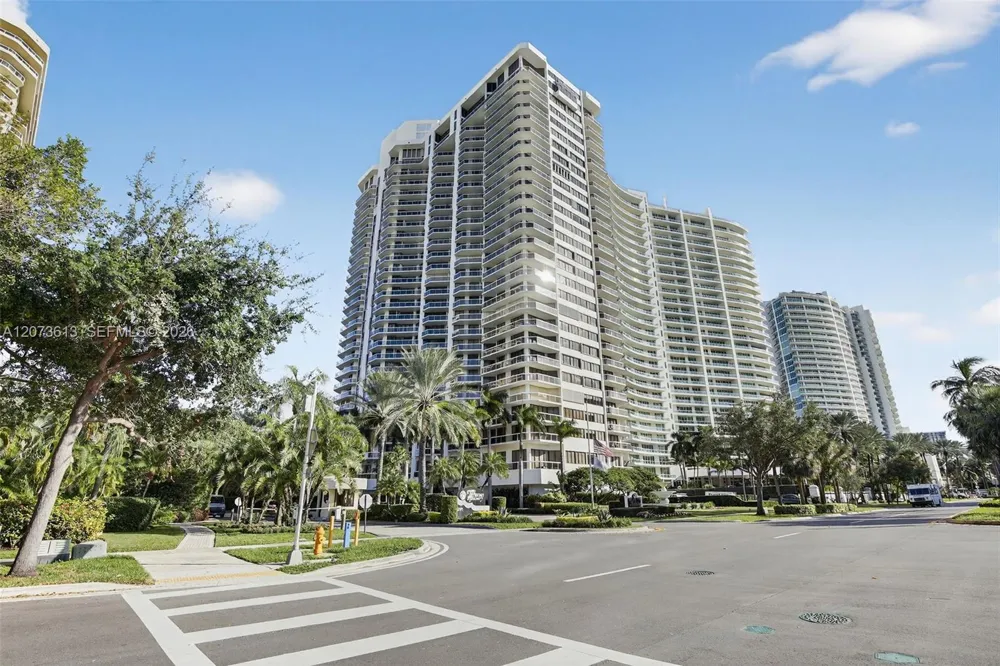 20185 E Country Club Dr #204 Aventura, FL 33180