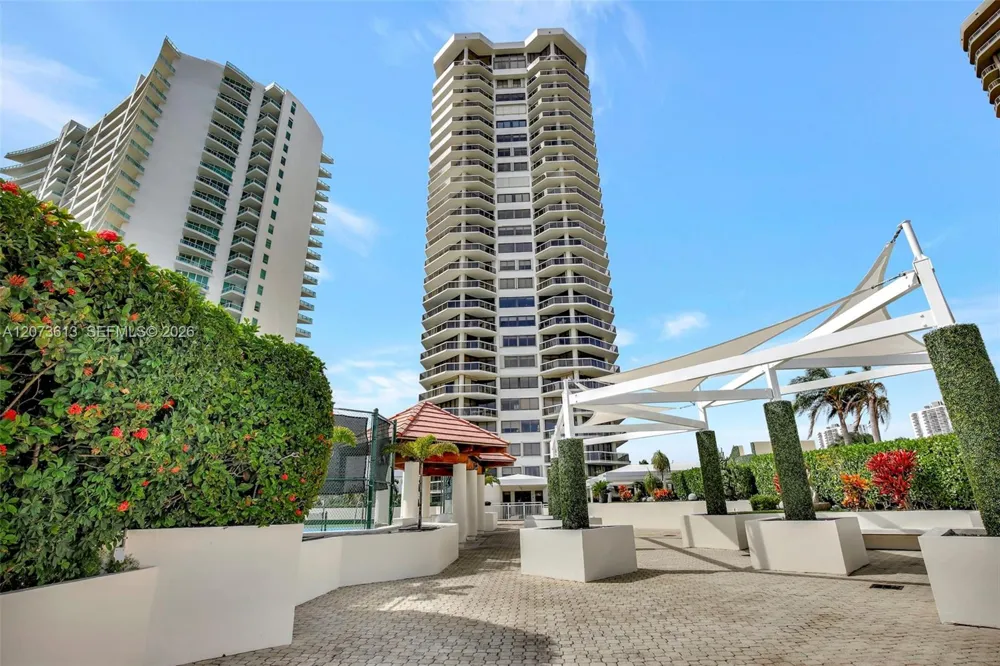 20185 E Country Club Dr #204 Aventura, FL 33180