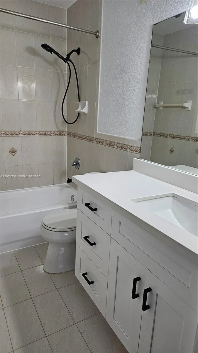 6758 NW 182nd St #101 Hialeah, FL 33015