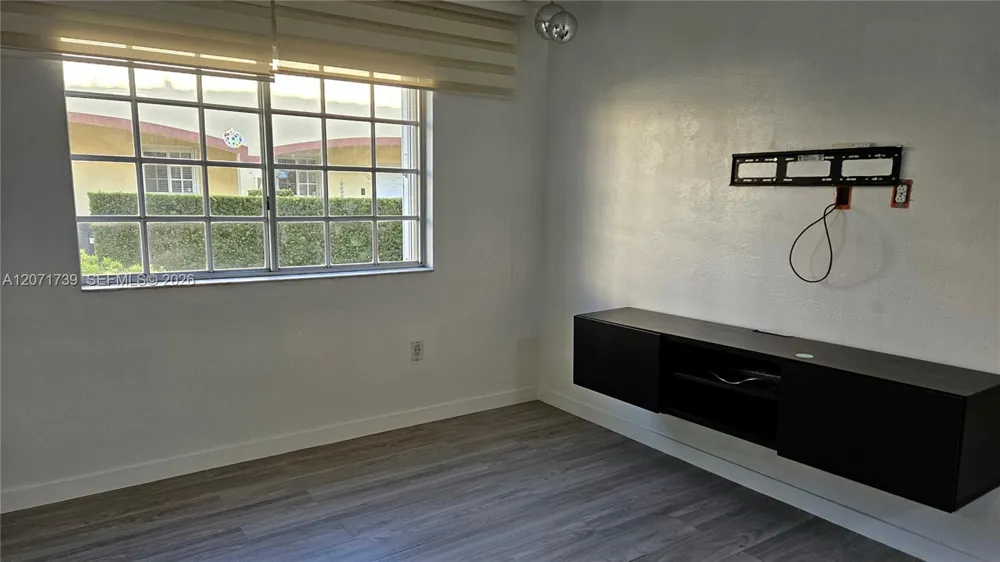 6758 NW 182nd St #101 Hialeah, FL 33015