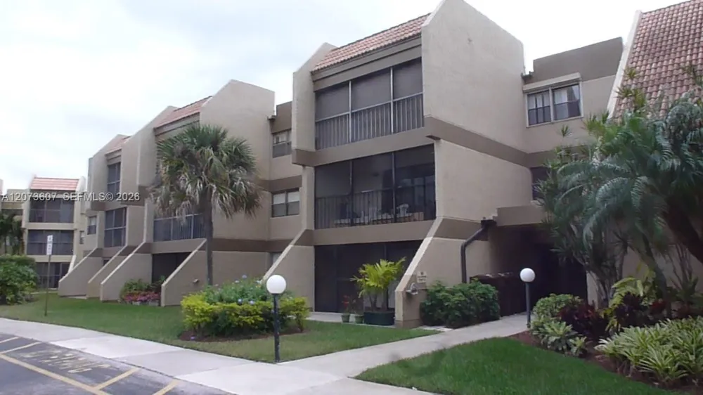 240 Lakeview Dr #109 Weston, FL 33326